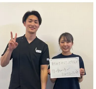 スタッフと初めてのマシンピラティスの感想を持つお客様